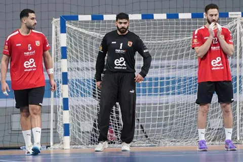 كرة يد.. بسيناريو درامي.. الأهلي يفوز على البنك ويقترب خطوة من لقب الدوري